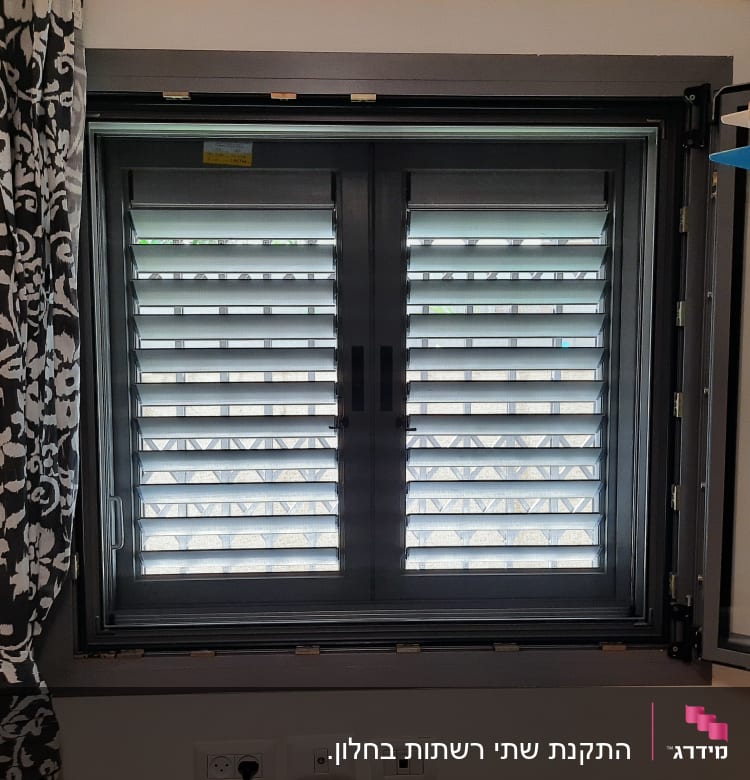 חלון אלומיניום עם תריסים אופקיים